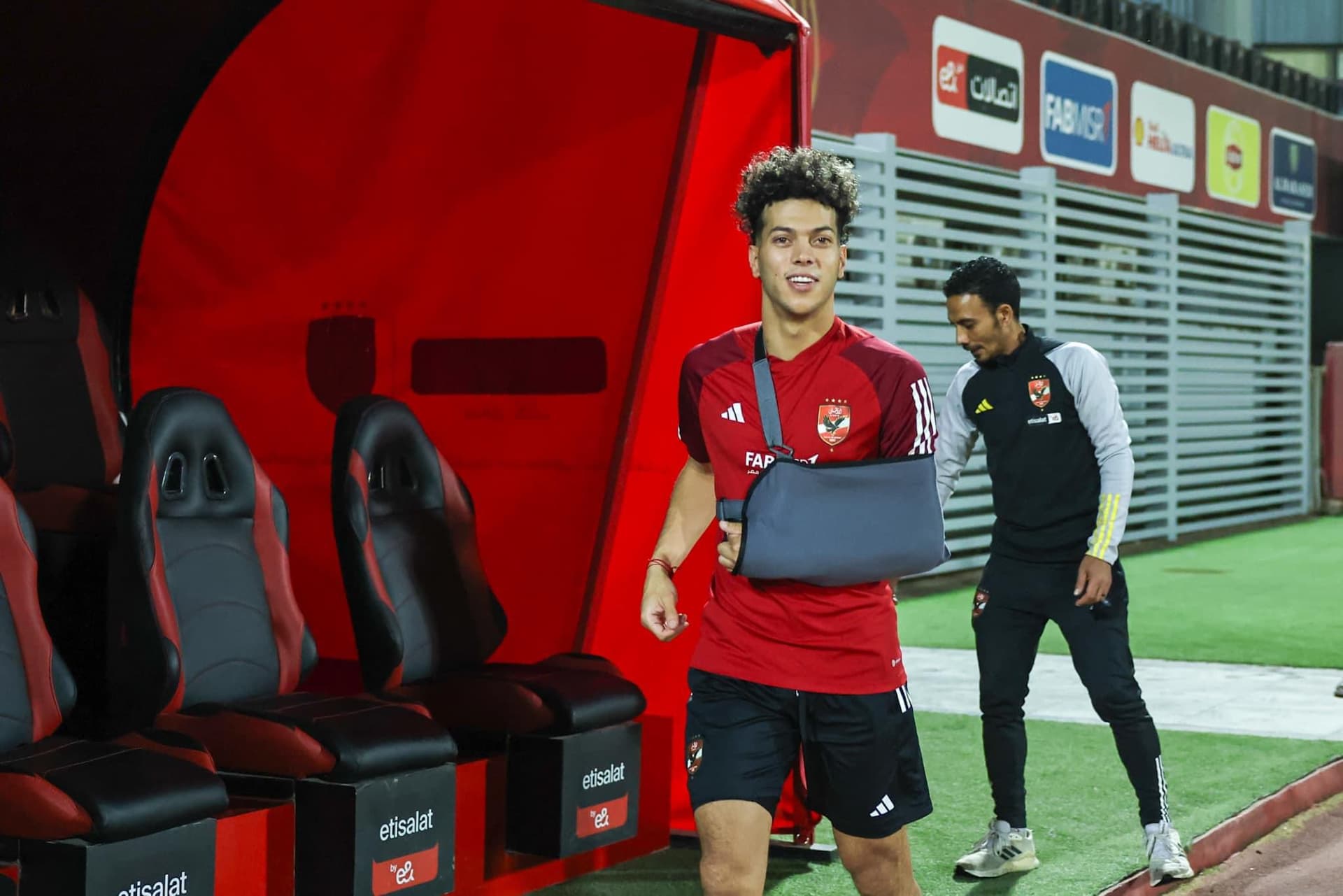 Emam Ashour effectue une séance de physiothérapie dans le gymnase
