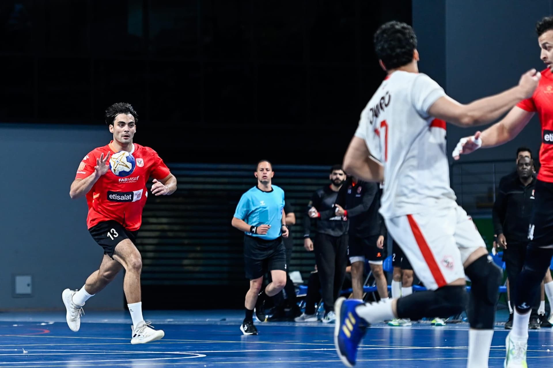 L'équipe masculine de handball bat Zamalek lors du premier match de la finale de la ligue