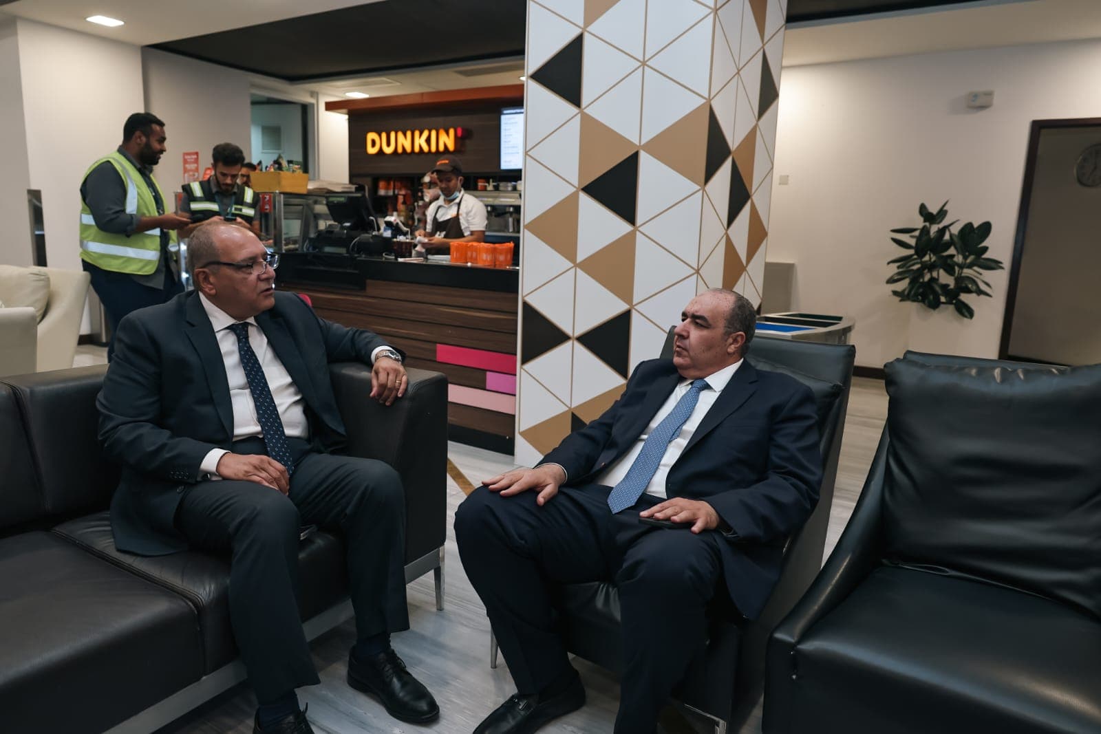 السوبر الإفريقي| السفير المصري ونائب الرئيس التنفيذي لهيئة الترفيه يرحبان بالأهلي في مطار الرياض
